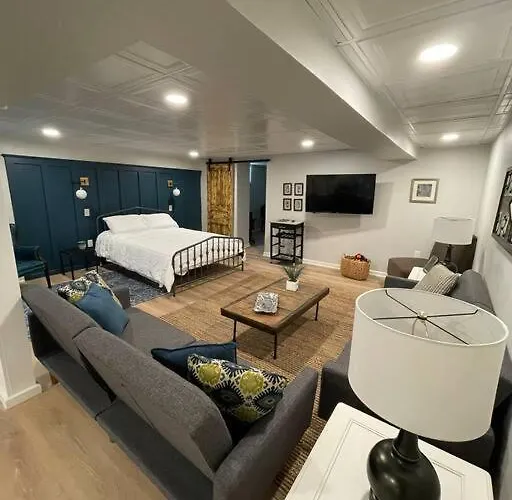 Modern & Chic Xl W Ez Airport Access Apartment